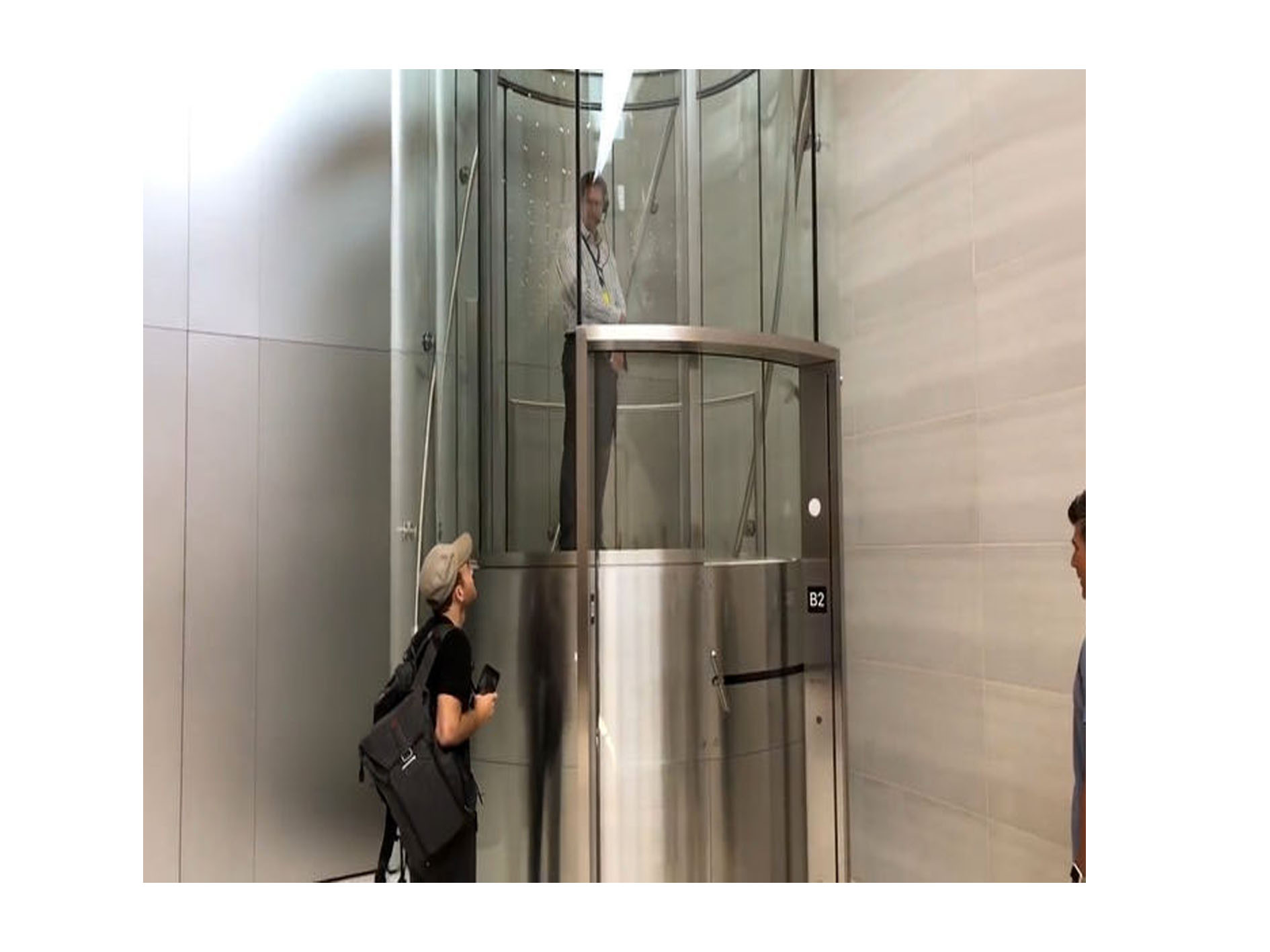 طراحی شگفت انگیز آسانسور سالن استیو جابز
